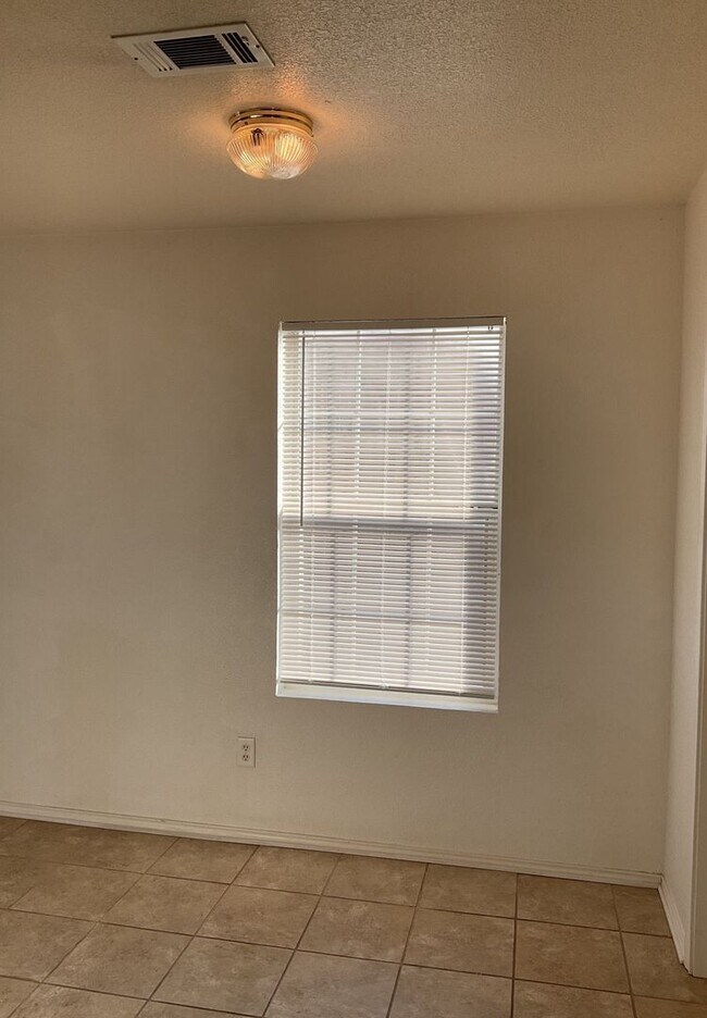 Foto del edificio - AVAILABLE NOW!