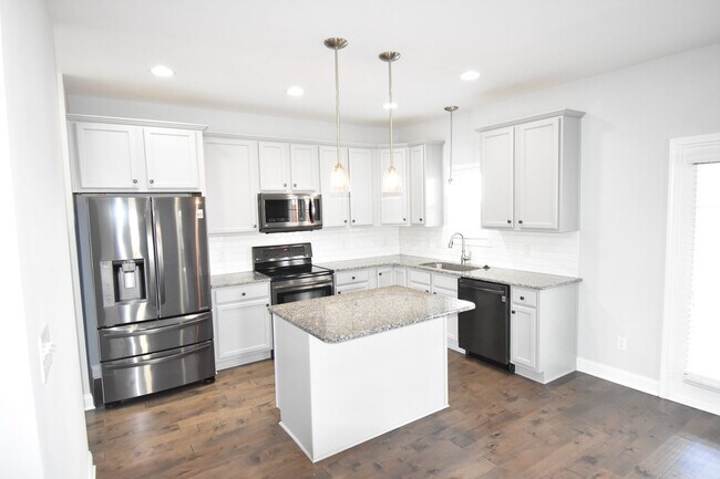 Building Photo - 4 Bedroom and 2.5 Bath Home (No Pets)