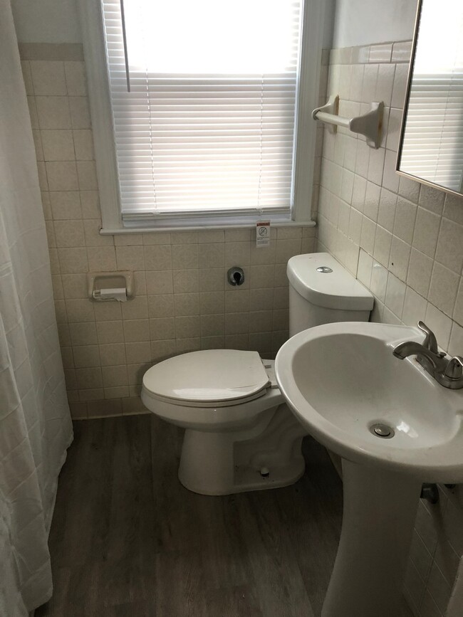 Building Photo - 3 bedroom - 2 bathroom - $1,595 - Dearborn