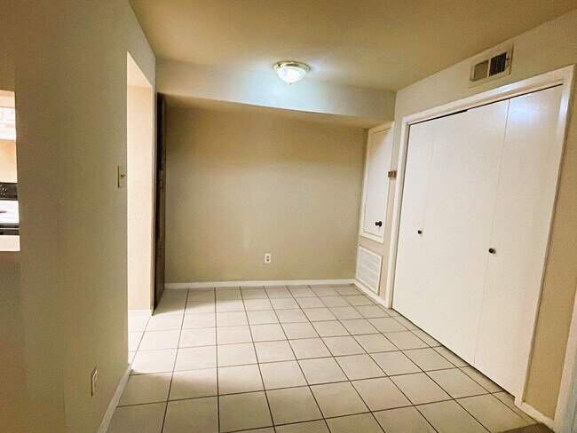 Building Photo - 7200 Clarewood Dr #1805**Ask about our NO ...