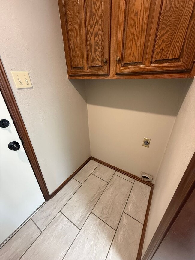 Foto del edificio - 3 Bed 2 Bath Duplex with 2 Car Garage.  Gas Heat & Hot Water.
