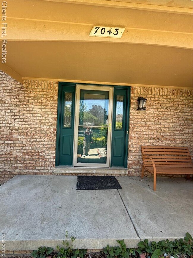Foto del edificio - 7043 Foxridge Dr