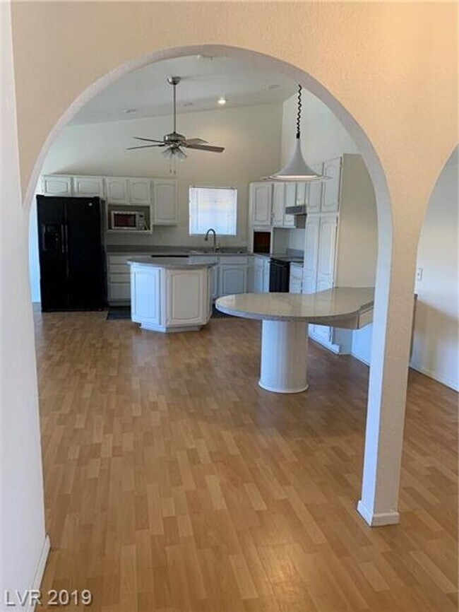 Foto del edificio - Spacious Single-Story Home with Large Lot & No HOA
