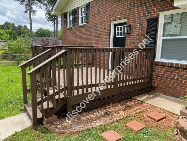Building Photo - FULLY RENOVATED! 4 Bdrm / 2 Bath Home - Av...