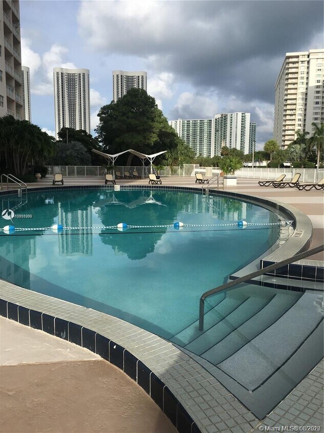 Foto principal - 400 Kings Point Dr