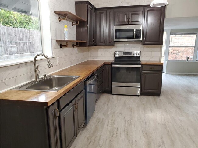 Foto del edificio - 101 E Hallsell St