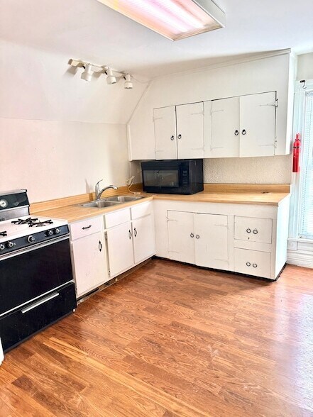 Foto del edificio - 674 St Charles St