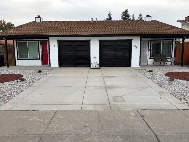 Building Photo - 510 W Kavanagh Ave