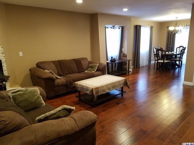 Salas de estar/comedores - 9414 Moonbeam Ave