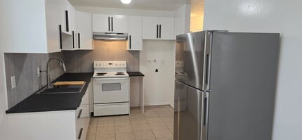 Building Photo - 2530 S Parkcrest Dr