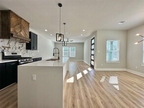 Building Photo - 2444 Carmel St