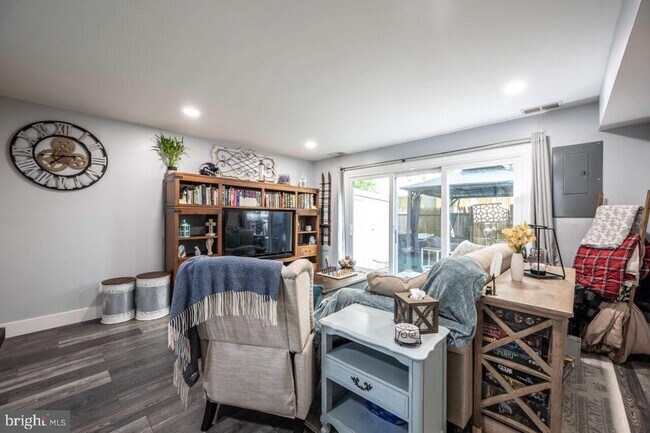 Building Photo - 8147 Kingsway Ct