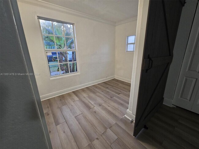 Foto del edificio - 2523 NW 32nd St