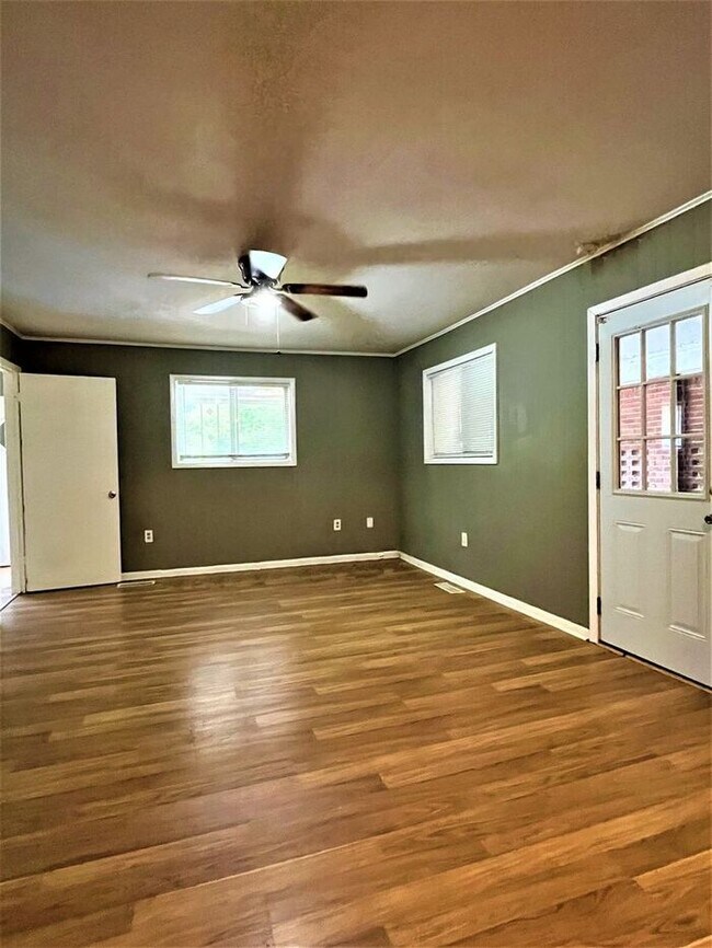 Building Photo - Cozy 3 Bedroom Close to UCA & CBC