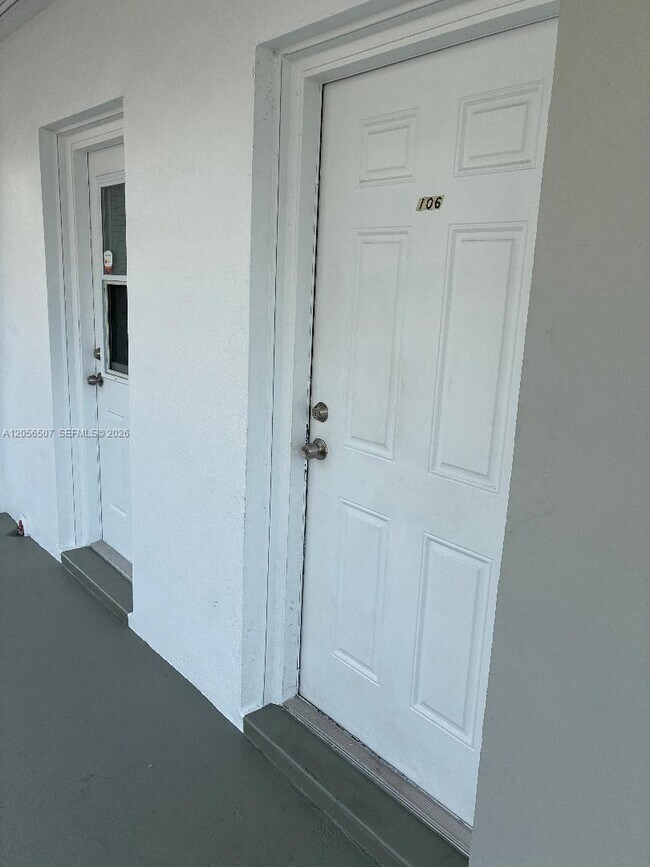 Foto del edificio - 1600 NE 114th St
