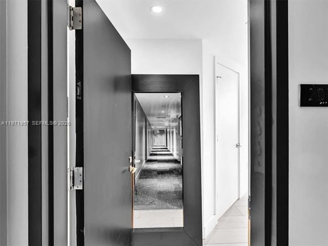 Photo - 121 NE 34th St unit 2016 (A11971957)