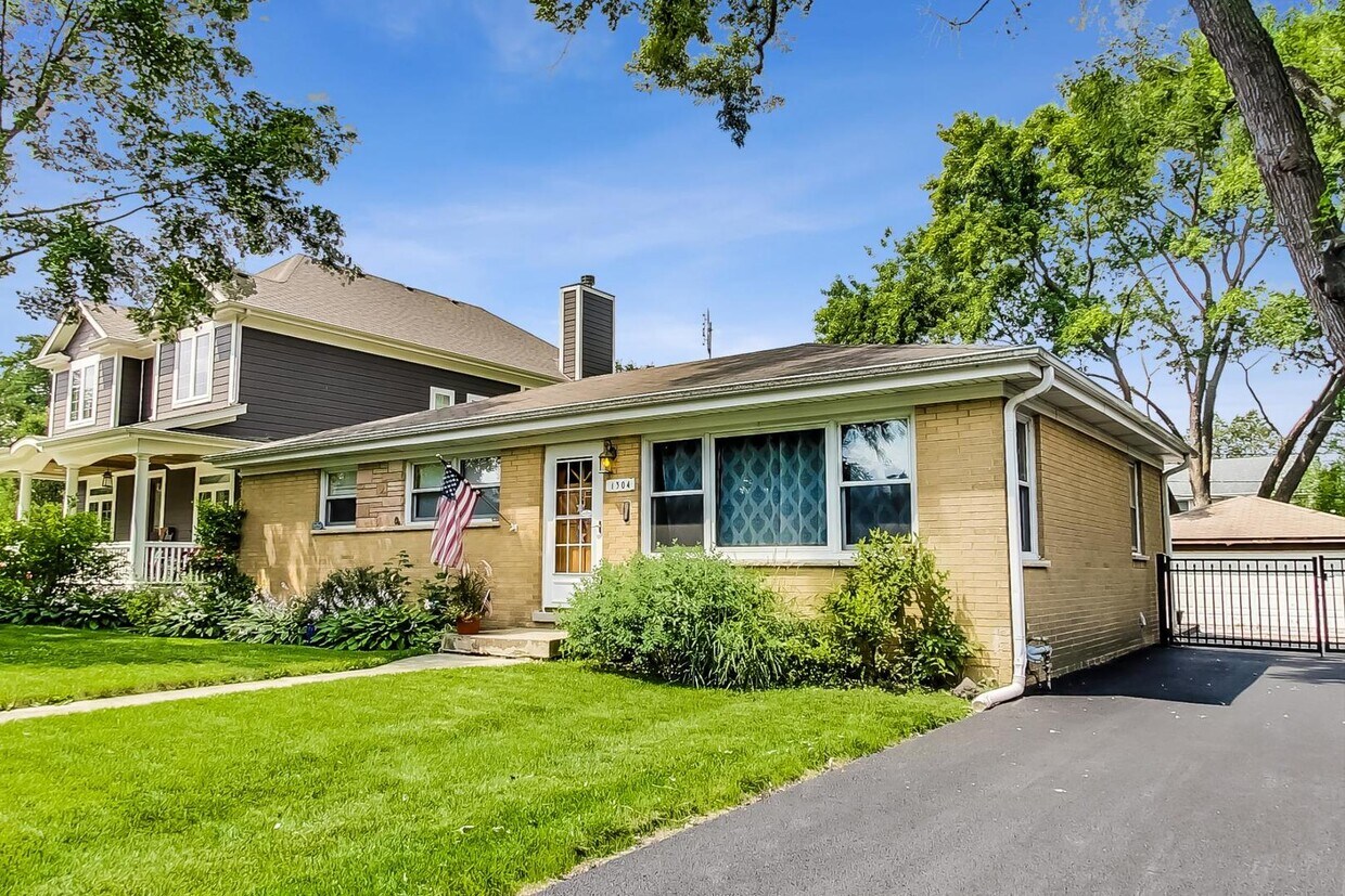 1304 N Mitchell Ave, Arlington Heights, IL 60004 House Rental in