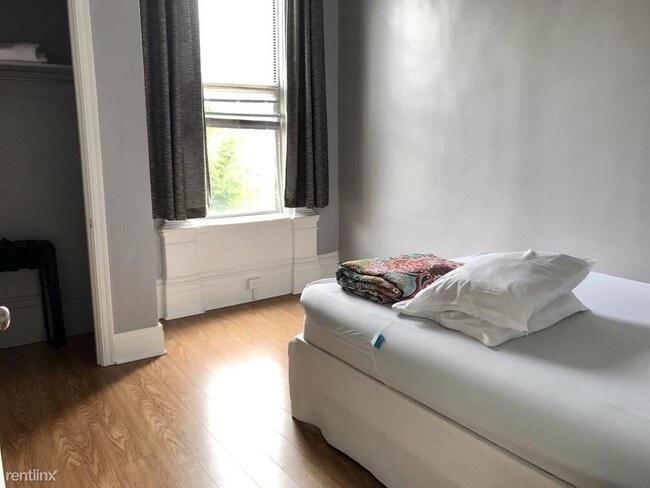Foto del edificio - 4 br, 2 bath Apartment - 2134 E Carson St