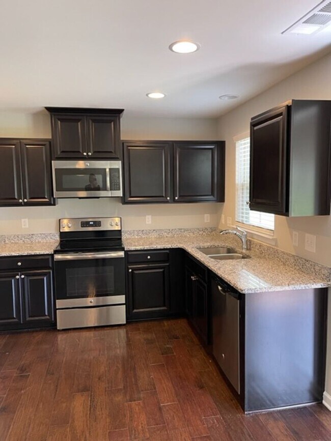 Building Photo - 3 br, 2.5 bath House - 2070 Morton Dr.