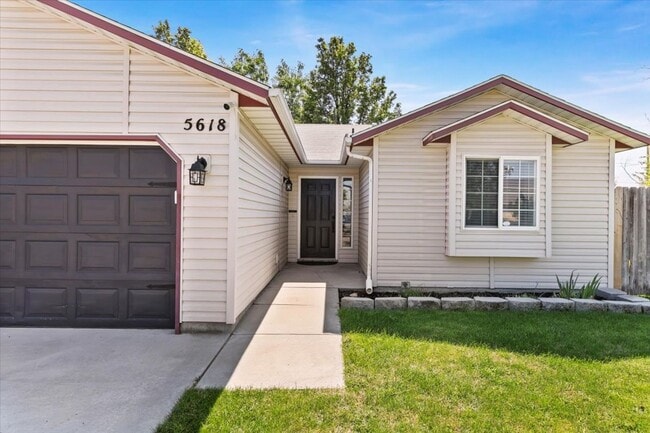 Building Photo - Stylish 3-Bed Home with Spacious Backyard ...