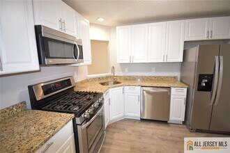 Building Photo - 49 Farnham Square