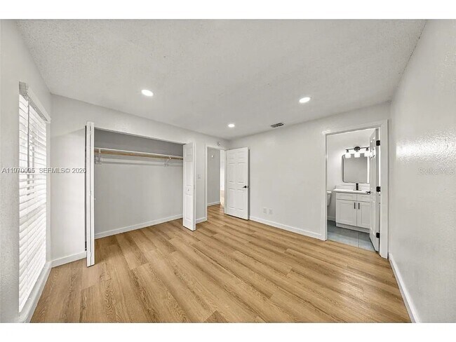 Building Photo - 5305 SE 28th Ln