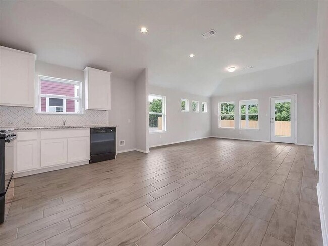 Building Photo - 315 Schuylerville Dr