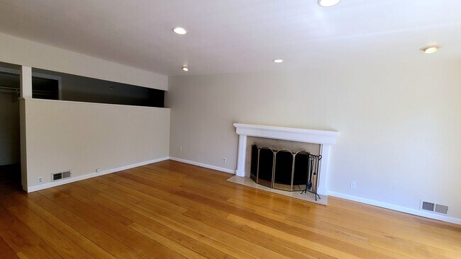 Building Photo - Epic REA - **4 Bedroom, 2.5 Bath - Ranch S...