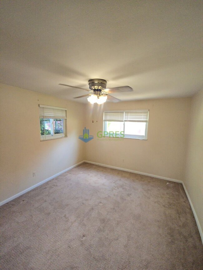 Foto del edificio - Charming 3-Bedroom Pittsburgh Home with Fireplace, Balcony & Garage Parking