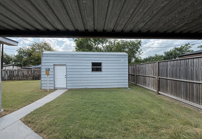 Shed in the Backyard - 1103 W Belmont St