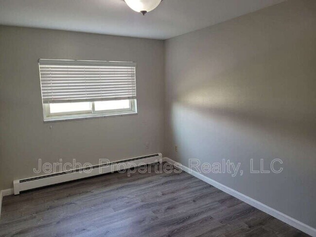 Building Photo - 633 Oak St