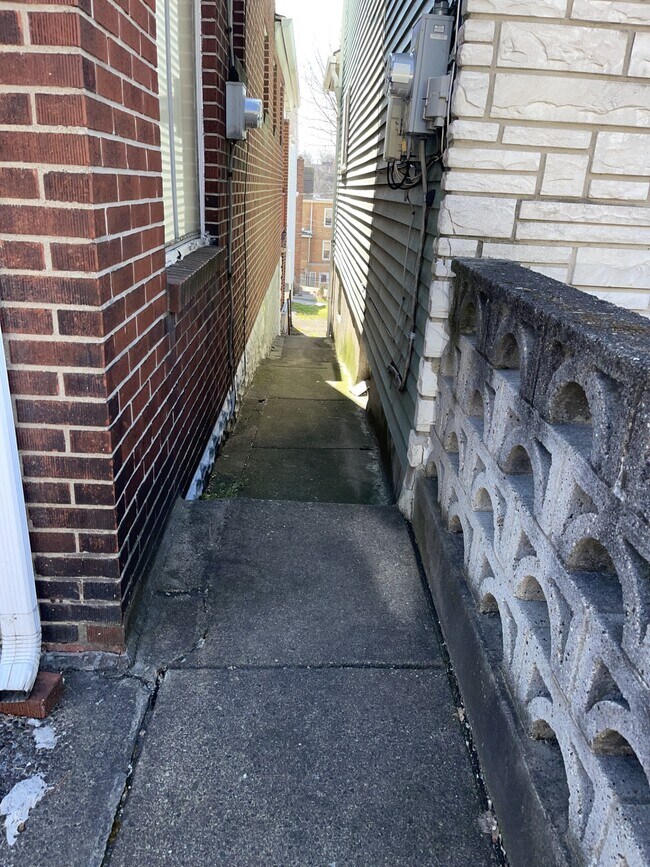 Building Photo - 2224 Spring St