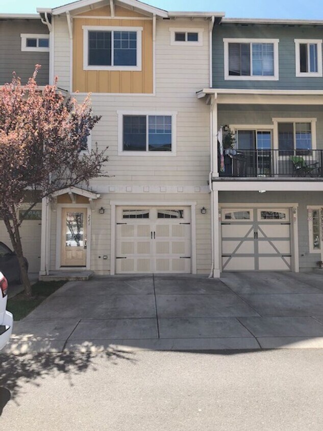 Foto principal - TOWNHOME/ 3 LEVELS W/ FENCED YARD AND GARA...