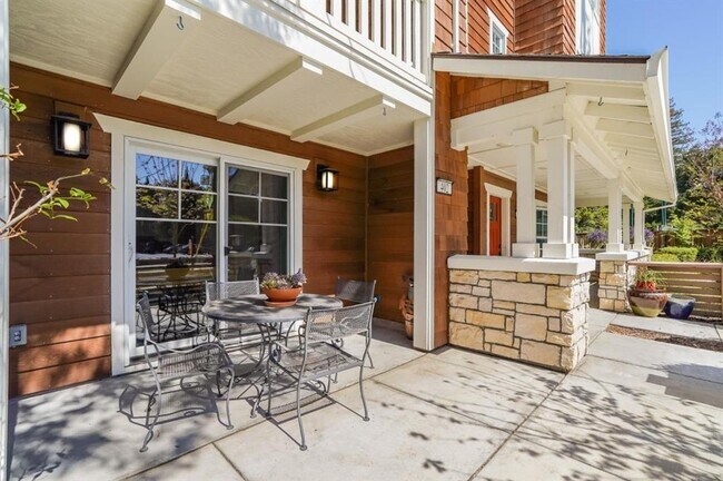 Building Photo - 402 Encinal Ave