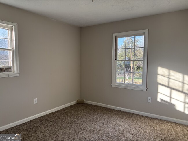 Building Photo - 138 White River Rd