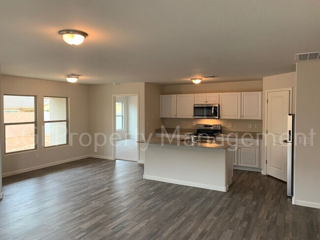 Foto del edificio - BEAUTIFUL HOME READY FOR MOVE IN!!!