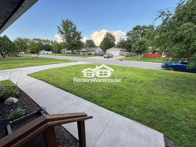 Foto del edificio - Clean, Quiet, and Updated – 3BR Bloomingto...