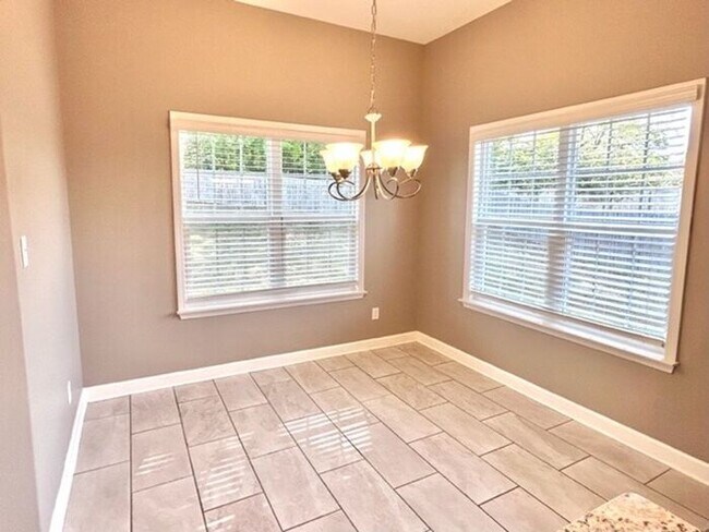 Foto del edificio - Now Leasing A 5 Bedroom 3 Bath Home In Oli...