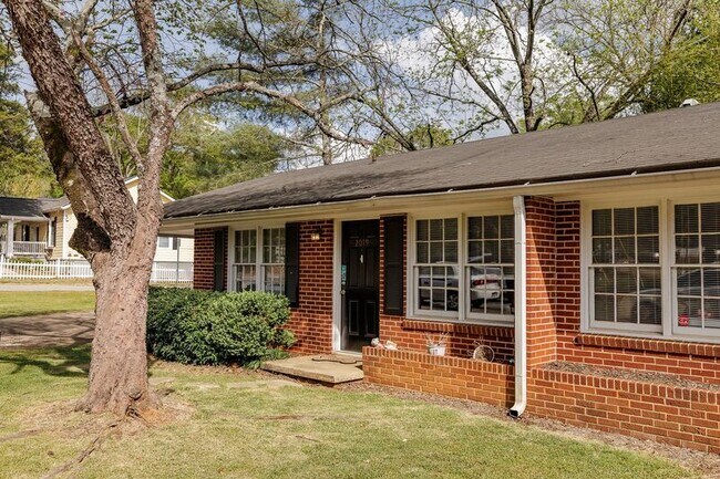 Building Photo - 2019 S Lumpkin St
