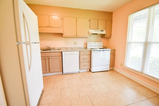 Foto del edificio - 3 BEDROOM 2 BATHROOM