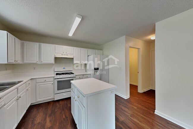 Foto del edificio - 1079 Chapel Creek Rd
