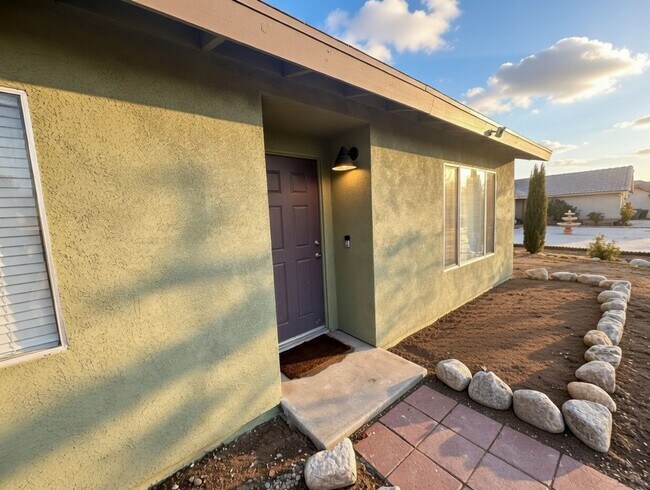 Building Photo - 3-bedroom 2 bath Home with Central AC - Fully Furnished