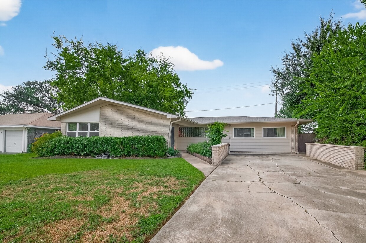Building Photo - 5001 Libbey Dr