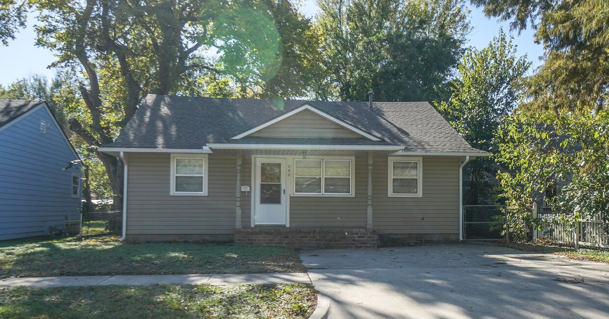 Foto principal - Charming Home near OU Campus - For Lease