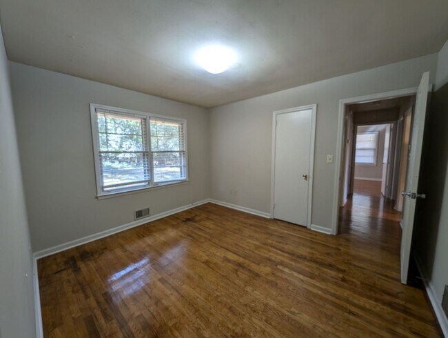 Building Photo - 170 Forest Rd