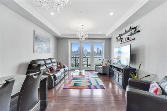Primary Photo - 250 Henley Pl