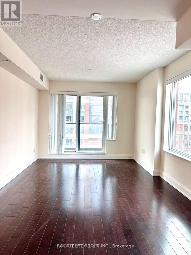 Photo du bâtiment - 8200 Birchmount Rd