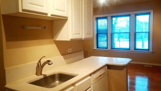 Foto del edificio - 5866 N Ridge Ave