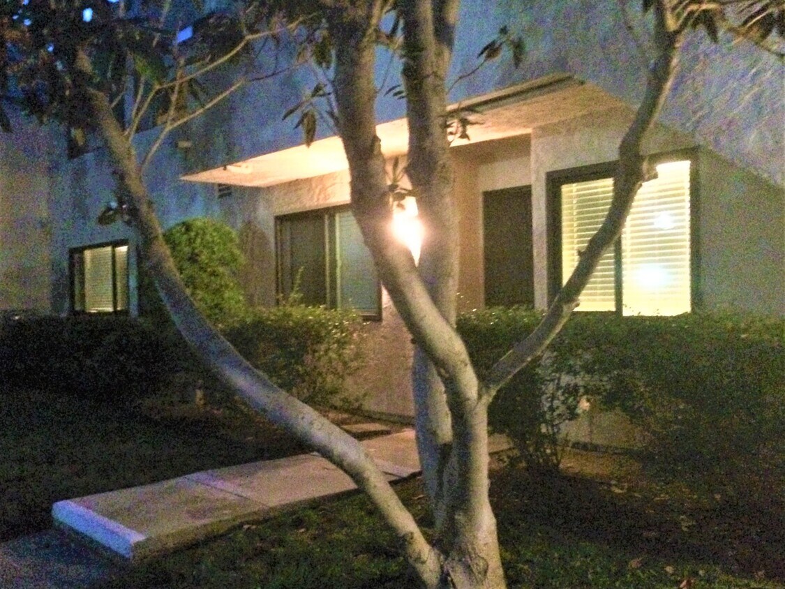 Foto principal - 375 N Melrose Dr