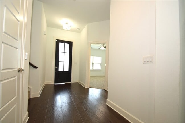 Building Photo - 4203 SW Bermuda Ave
